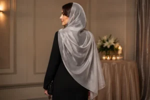 استایل مهمانی با شال حریر طوسی نقره‌ای روی لباس مشکی