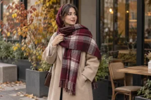 استایل پاییزی با شال چهارخانه زرشکی و کرم و مانتوی کرم