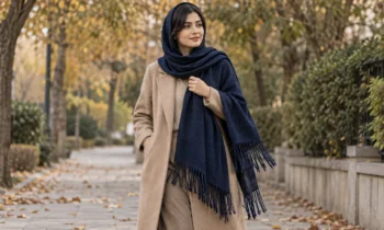 استایل پاییزی با شال سرمه‌ای ریش‌دار و پالتوی کرم